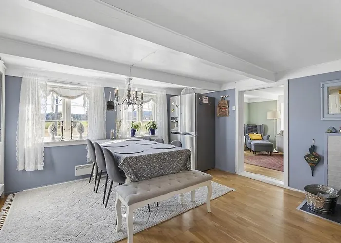 Lovely By Nidelva With Sauna And Hot Tub Vakantiehuis Åmli